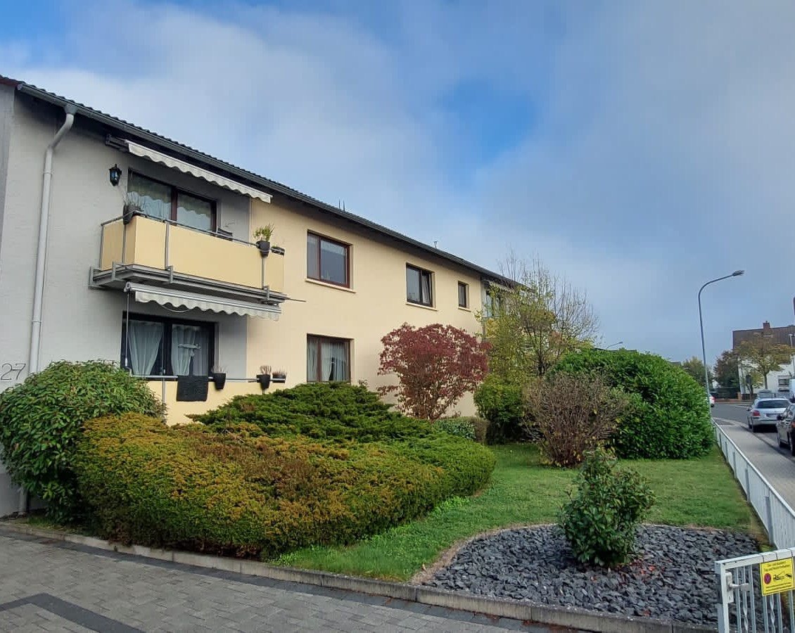 Wohnhaus in Obertshausen mit Balkonen und Markisen, Straßenansicht