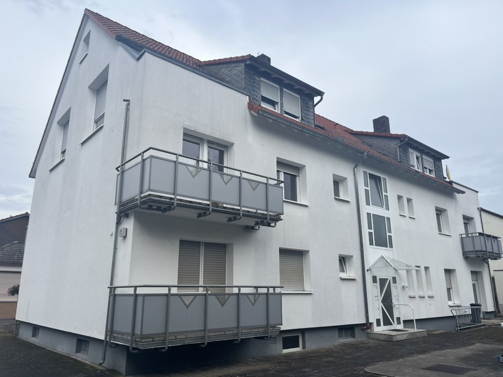 Mehrfamilienhaus mit Balkonen und Zwerchgiebel, Seitenansicht